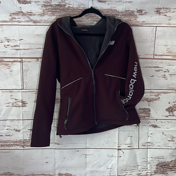 💜 New Balance Rain Jacket - Picture 1 of 2